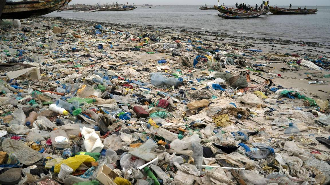 $!Basura y plásticos ensucian la arena de la playa de Yarakh en Dakar, Senegal, el 8 de noviembre de 2022.