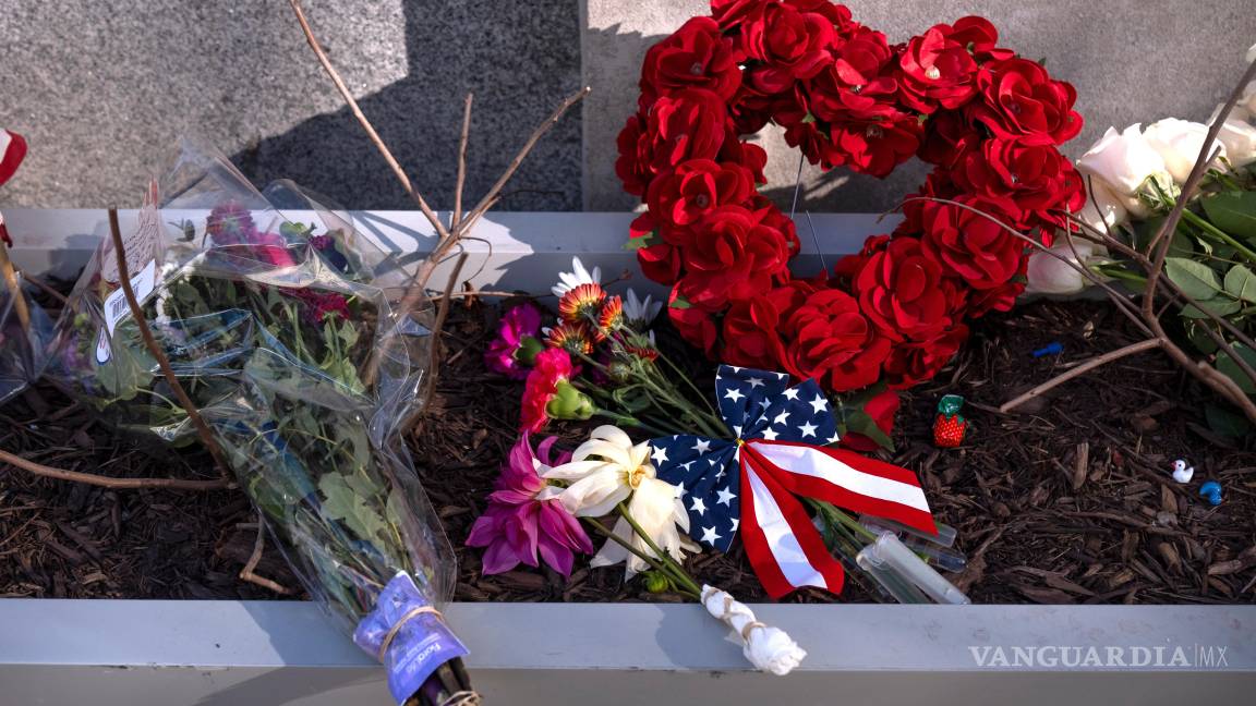 $!Un pequeño monumento con banderas, flores y otros objetos se ve en una jardinera, cerca del lugar donde dos miembros de la Guardia Nacional fueron baleados.