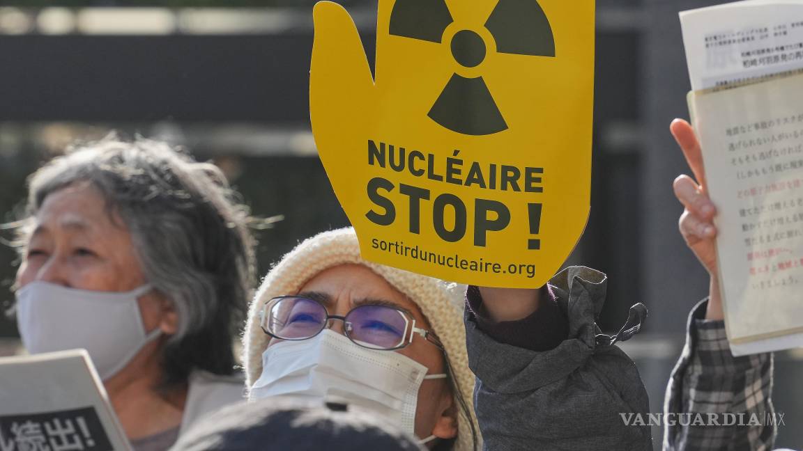 $!Protesta contra el reinicio del reactor número 6 en la central nuclear de Kashiwazaki-Kariwa, frente a la sede de Tokyo Electric Power Company Holdings.