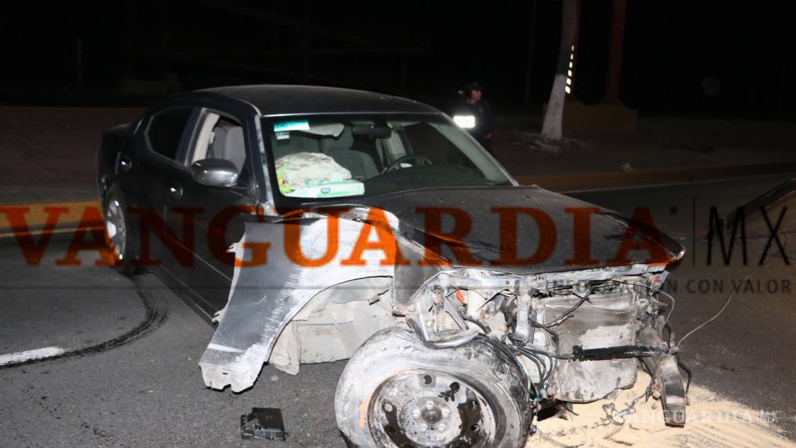 Conductores destrozan su vehículo sobre la carretera Monterrey - Saltillo