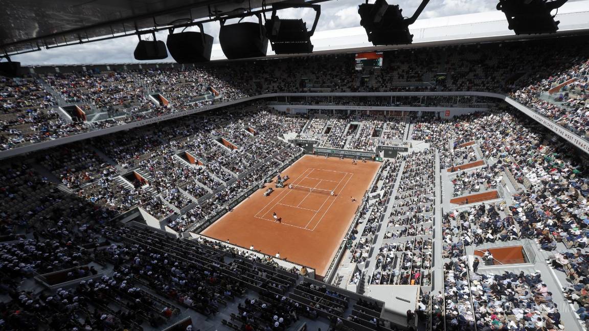 $!Una vista general de la corte Philippe Chatrier mientras Casper Ruud de Noruega juega contra Jo-Wilfried Tsonga de Francia en París, Francia.