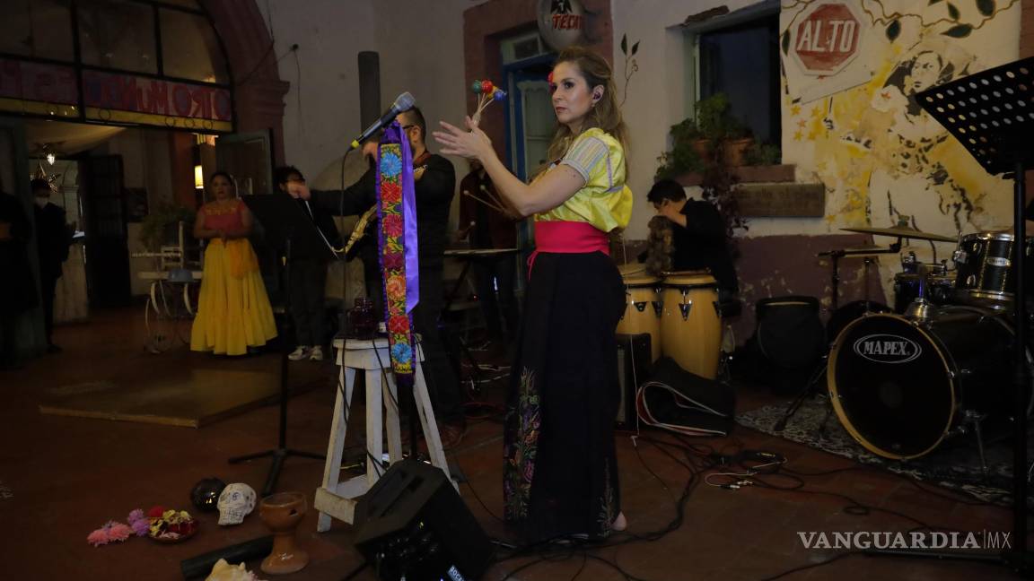 $!La cantante acompañó su presentación con algunos instrumentos tradicionales.