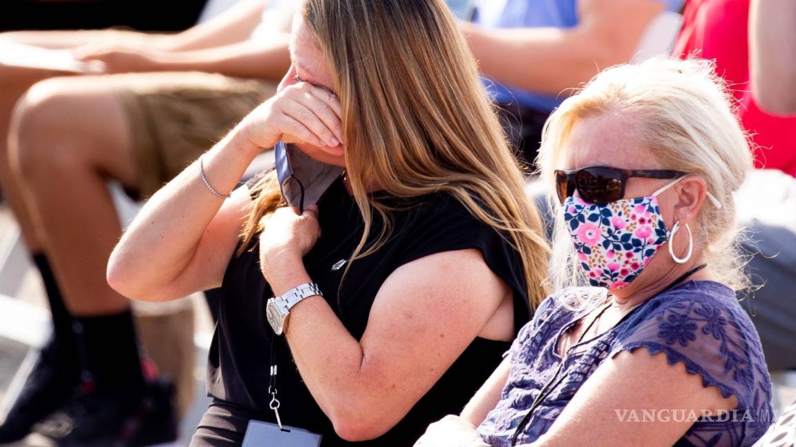 $!Una mujer reacciona durante una ceremonia de observancia en el Pentágono por el vigésimo aniversario de los ataques del 11 de septiembre, a la que asistieron en gran parte familiares de personas que murieron durante el ataque en el Pentágono en Arlington, Virginia. EFE/EPA/Michael Reynolds