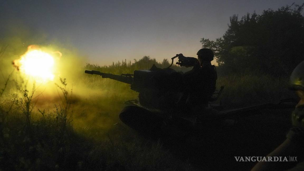 $!Militares ucranianos disparan contra posiciones rusas desde cañones antiaéreos en la región de Kharkiv, Ucrania.