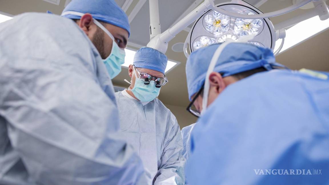 $!El Dr. David Lott, rodeado por un equipo multidisciplinario de médicos, opera a Marty Kedian en el Hospital de la Clínica Mayo en Phoenix.