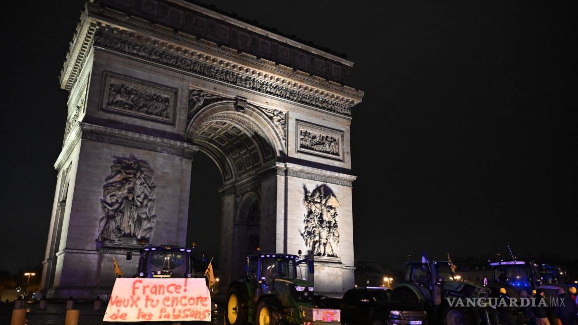 $!Granjeros franceses estacionaron sus tractores enfrente del Arco del Triunfo para protestar contra este tratado comercial entre la UE y el Mercosur, el pasado 8 de enero.