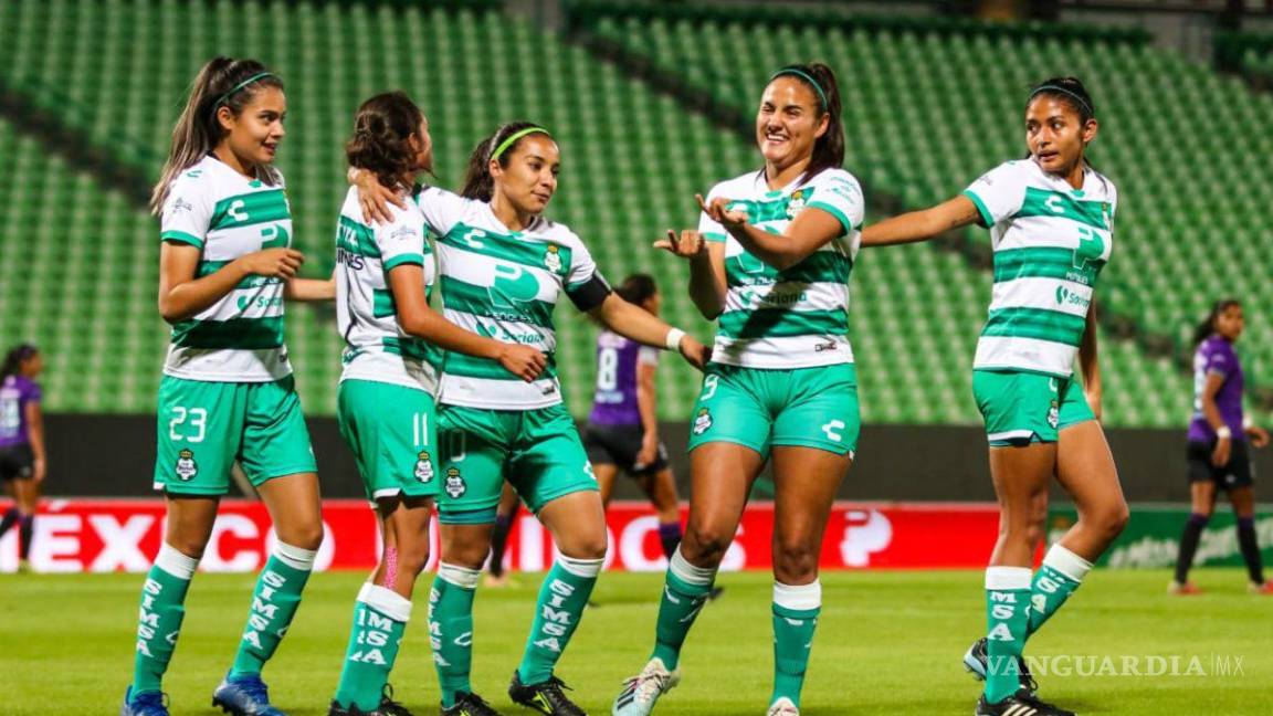Retiran a aficionado en el Estadio Corona por grito en la Liga MX femenil