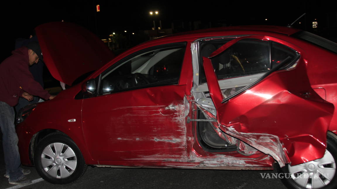 Accidente en bulevar Fundadores de Saltillo deja dos lesionados