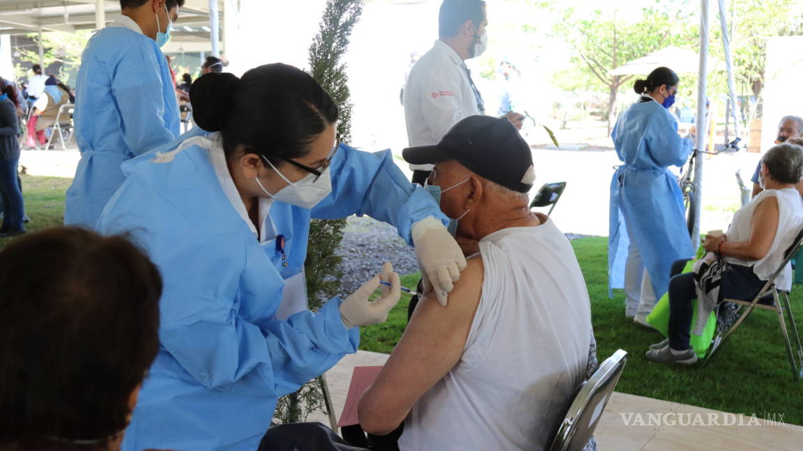 Detienen a 5 funcionarios de Jalisco por meter a familiares en la fila de vacunación antiCOVID-19