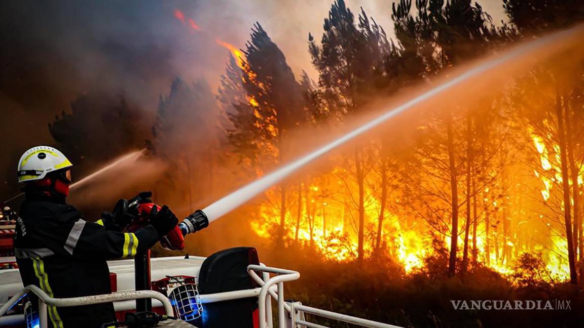 $!Esta foto proporcionada por el cuerpo de bomberos de la región de Gironda (SDIS 33) bomberos combaten un incendio forestal cerca de Landiras, Francia.