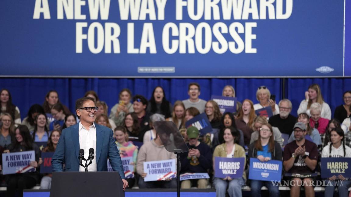 $!Mark Cuban habla en un mitin de campaña para la candidata presidencial demócrata, la vicepresidenta Kamala Harris, en la Universidad de Wisconsin.