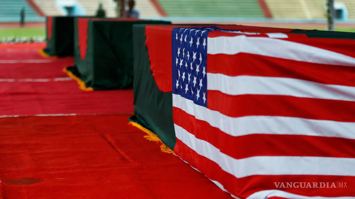 $!Bangladesh rinde tributo a rehenes asesinados; interroga a sobrevivientes