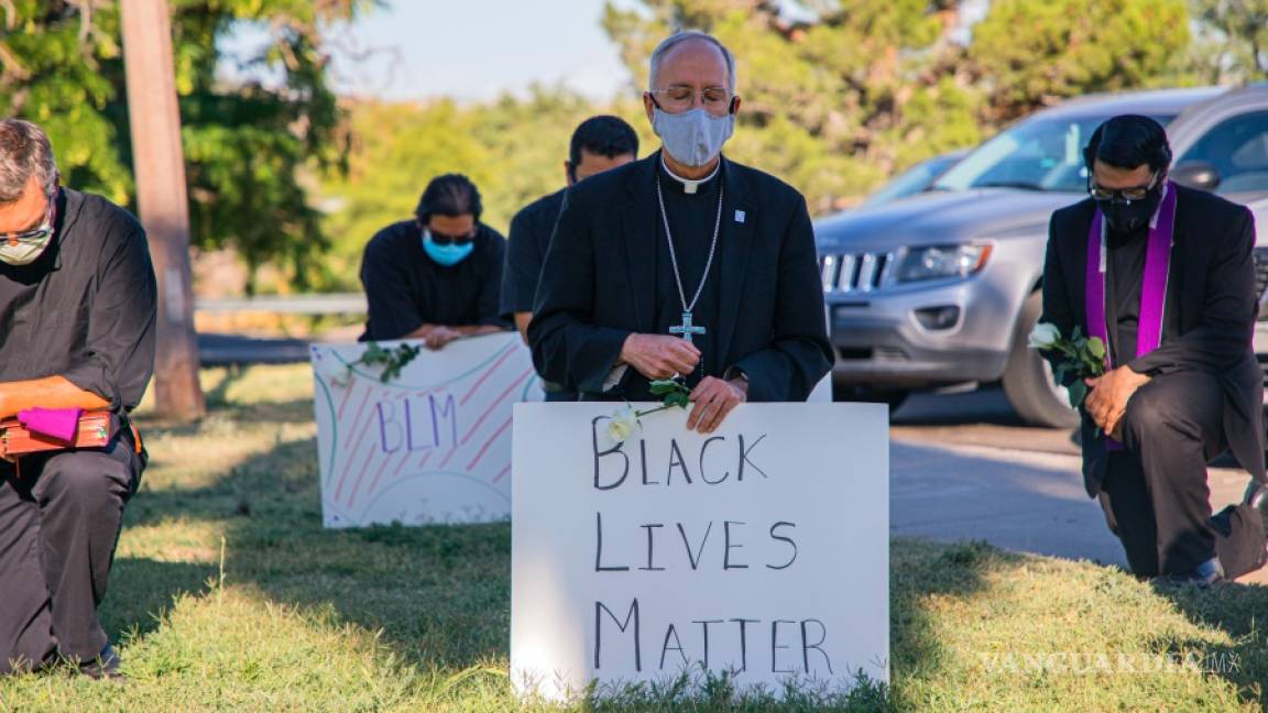 Papa Francisco ofrece su apoyo al obispo Mark Seitz que se arrodilló en una protesta de Black Lives Matter
