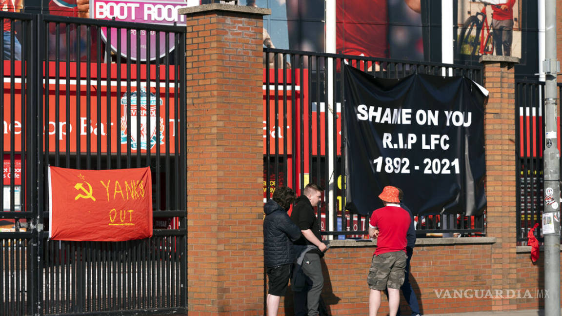 Fanáticos de Liverpool no aceptan la disculpa de los dueños y piden cambios en el equipo