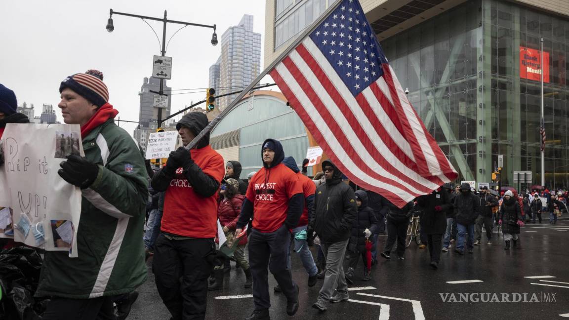 Marchan cientos de antivacunas en Nueva York contra restricciones COVID