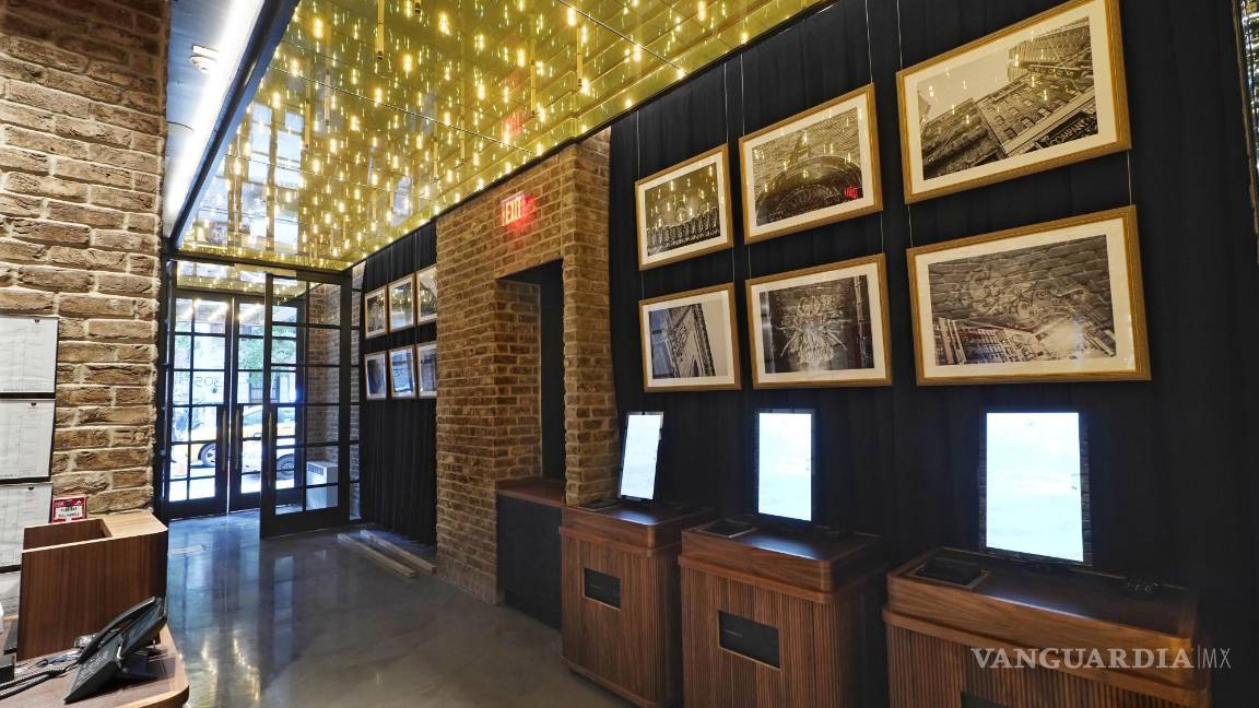 $!La entrada y lobby del nuevo hotel Civilian en el distrito teatral de Nueva York. El hotel rinde homenaje a Broadway y sus trabajadores. AP/Richard Drew