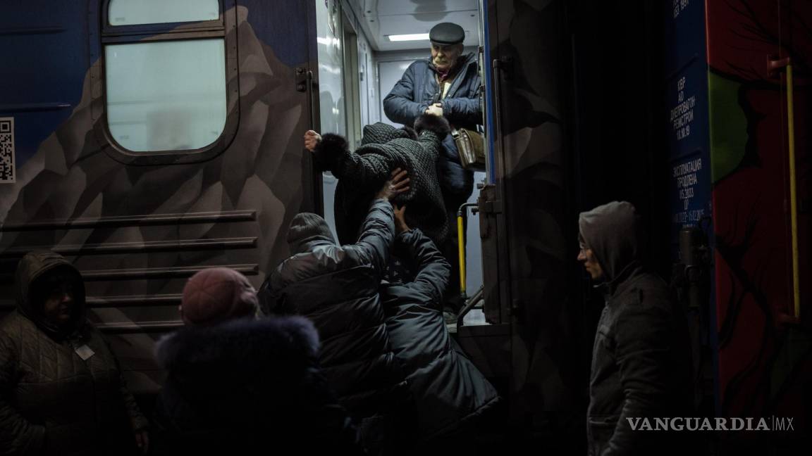 Piden autoridades ucranianas salir de las zonas liberadas; inicia evacuación de población civil