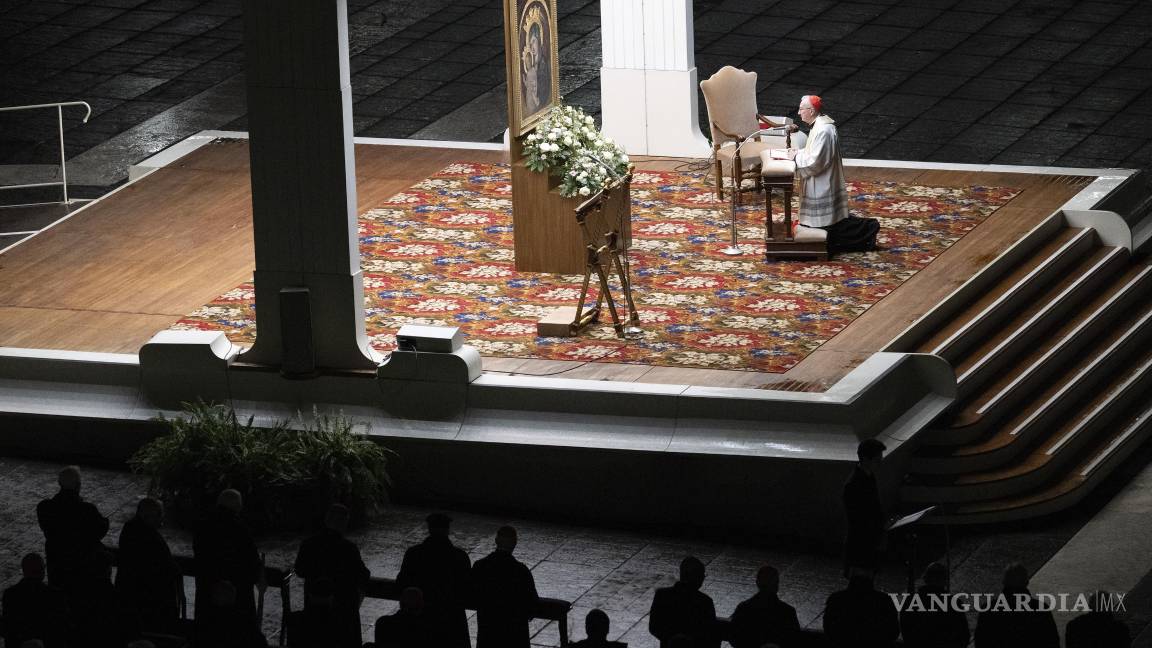 $!El cardenal Pietro Parolin, secretario de Estado del Vaticano, dirige el rezo del rosario por la salud del papa Francisco en la plaza de San Pedro.