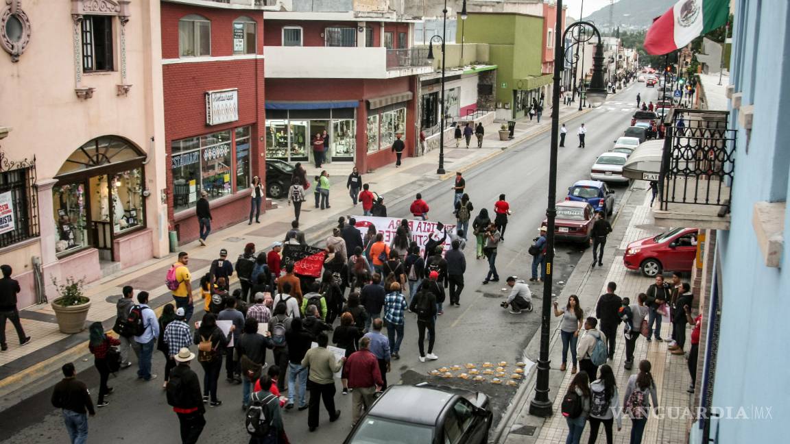 $!Saltillo marcha una vez más para recordar la desaparición de los 43 estudiantes
