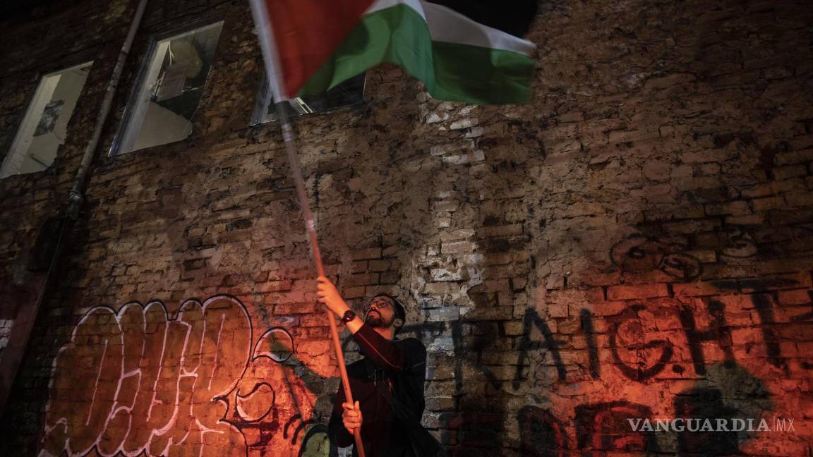 $!Un hombre ondea una bandera palestina en una manifestación en defensa de la libertad de Palestina y contra la ocupación de sus territorios, en Sao Paulo, Brasil.