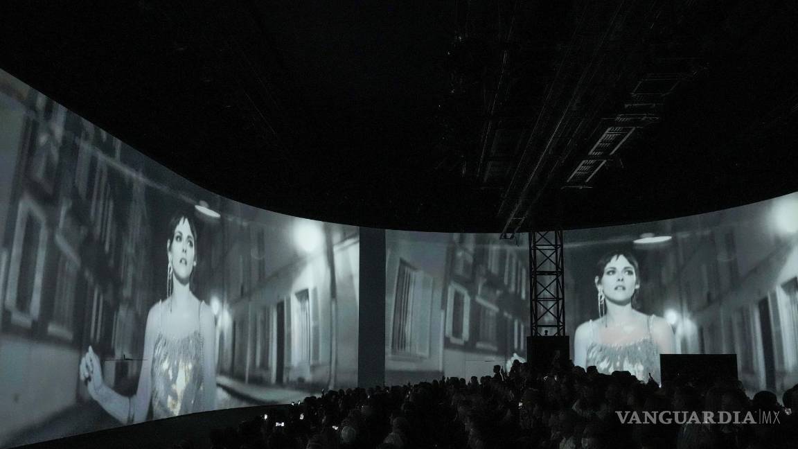 $!Una imagen de Kristen Stewart se ve en dos pantallas gigantes durante la colección de moda prêt-à-porter Primavera/Verano 2023 de Chanel.