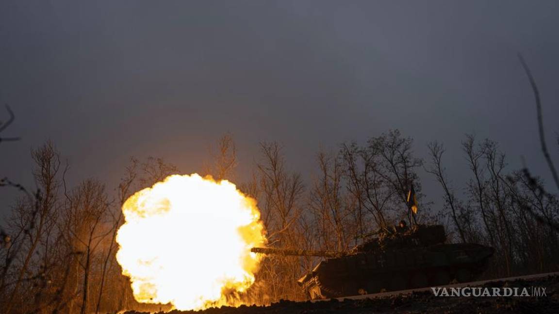 $!Un tanque ucraniano dispara hacia las posiciones rusas en la línea del frente cerca de Bakhmut, Ucrania.