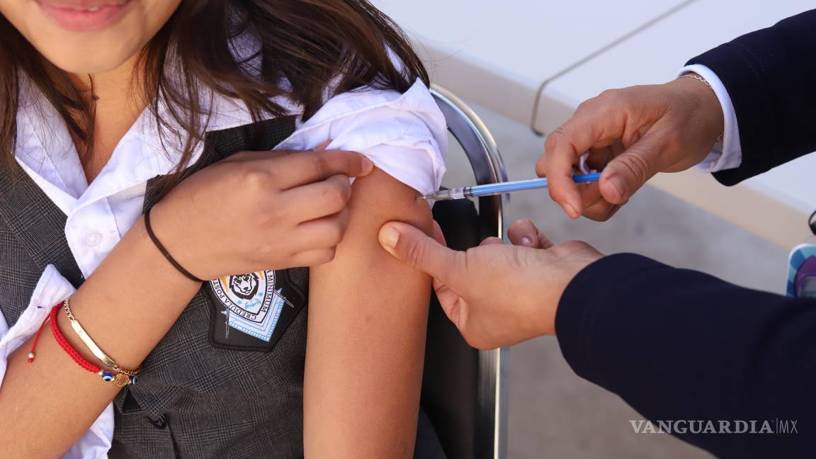$!En el marco de los festejos del Día de la Bandera, se puso en marcha la campaña “Vacúnate en tu escuela”.