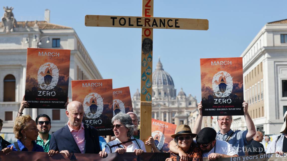 $!Sobrevivientes de abusos en al Vaticano el 27 de septiembre de 2023, para protestar por el fracaso por acabar con los abusos sexuales por parte del clero.
