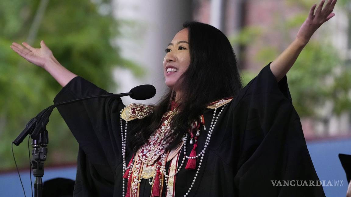 $!Yurong “Luanna” Jiang se dirige a sus compañeros durante la ceremonia de graduación en la Universidad de Harvard en Cambridge, Massachusetts.