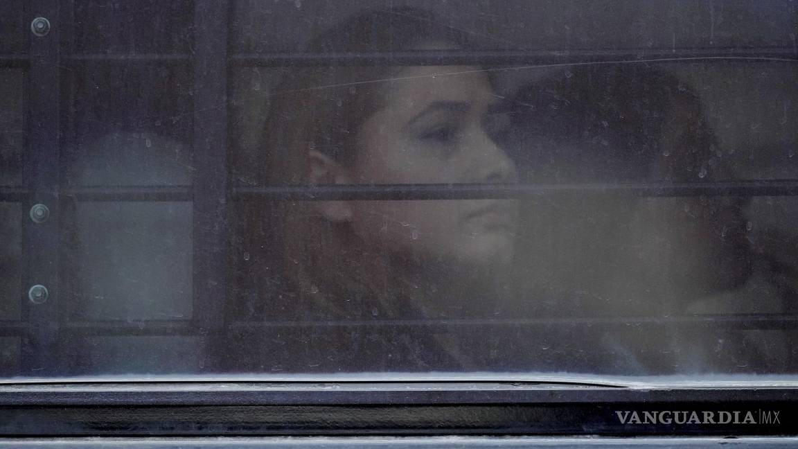 $!Las mujeres se sientan en un autobús detrás de ventanas enrejadas y polarizadas después de ser arrestadas tras una comparecencia ante el tribunal de inmigración en San Antonio.
