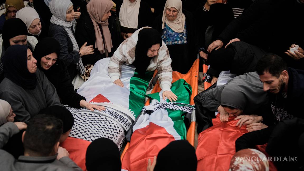 $!Palestinos lloran en el funeral de cuatro miembros de una famili asesinados en su auto por fuerzas de seguridad israelíes durante una operación militar en Tammun.