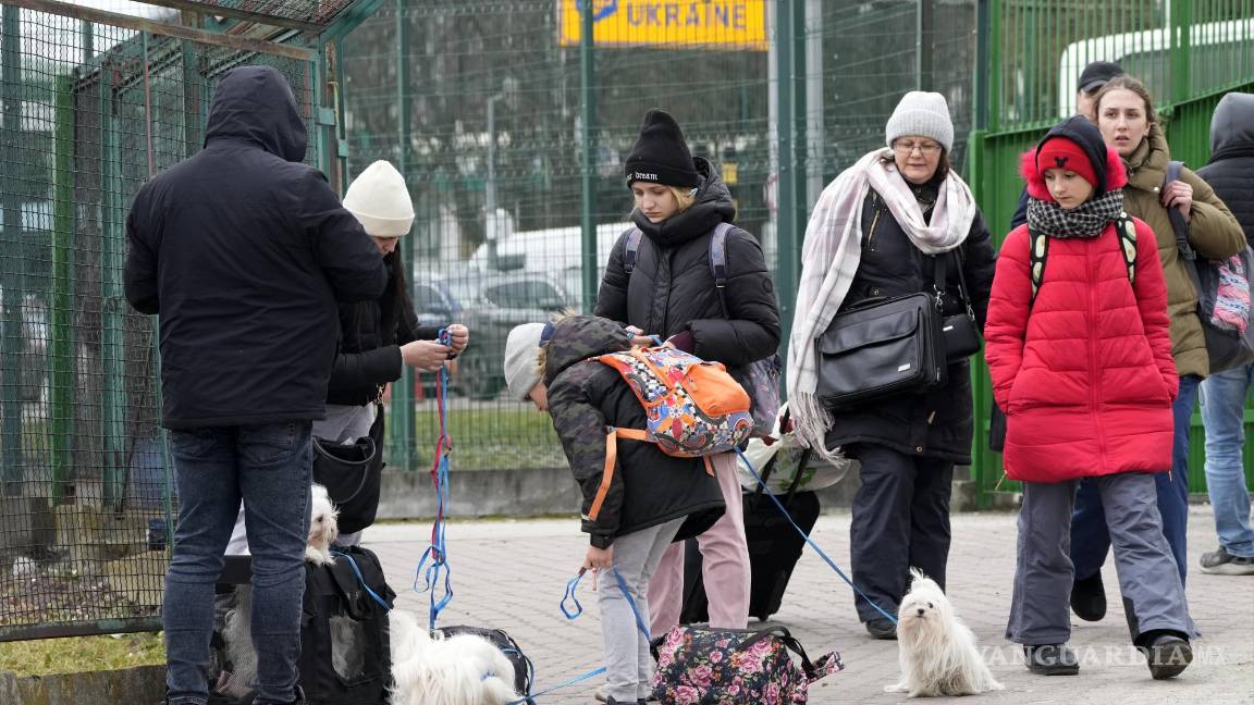 $!Familias y sus mascotas cruzan la frontera de Ucrania, con destino a Polonia.