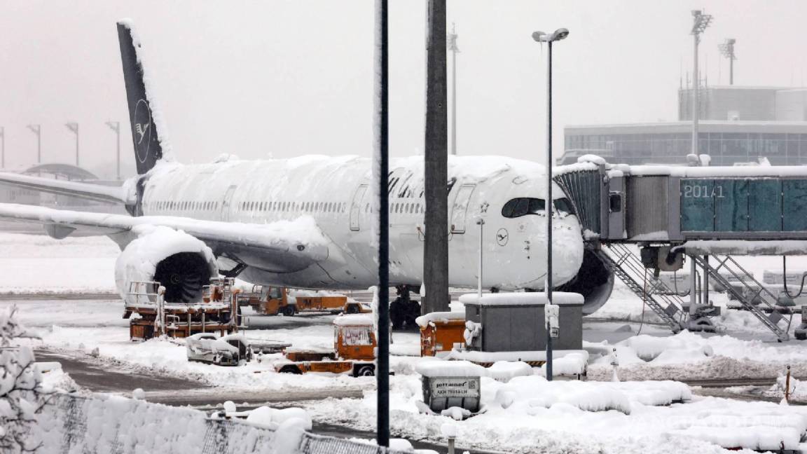 Paraliza el clima a Munich: quedan congelados aviones y trenes por nevadas históricas