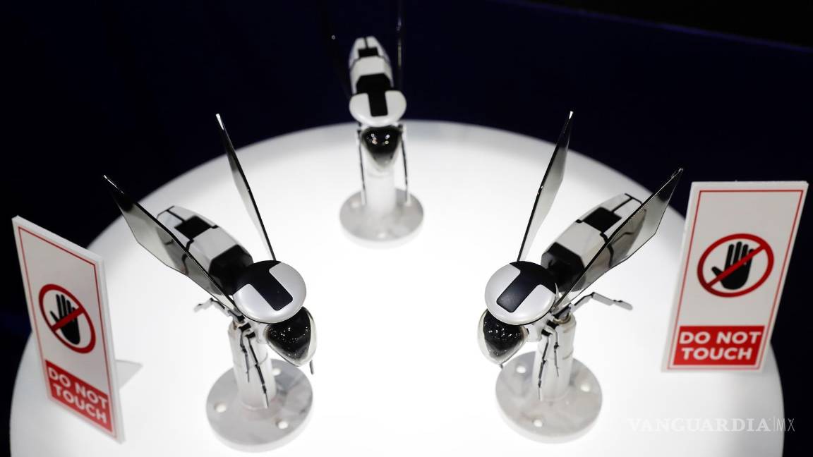 $!Los drones Bee están en exhibición en el stand de Hancom Group en el Centro de Convenciones de Las Vegas. EFE/EPA/Caroline Brehman