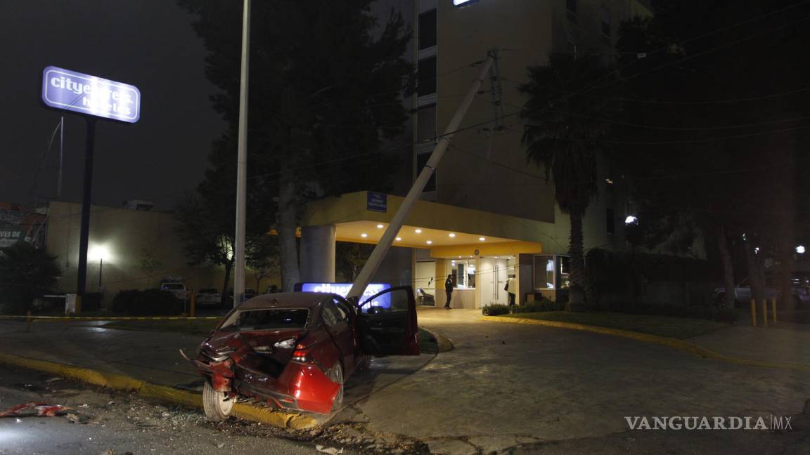 Accidente en Periférico LEA deja cuantiosos daños materiales