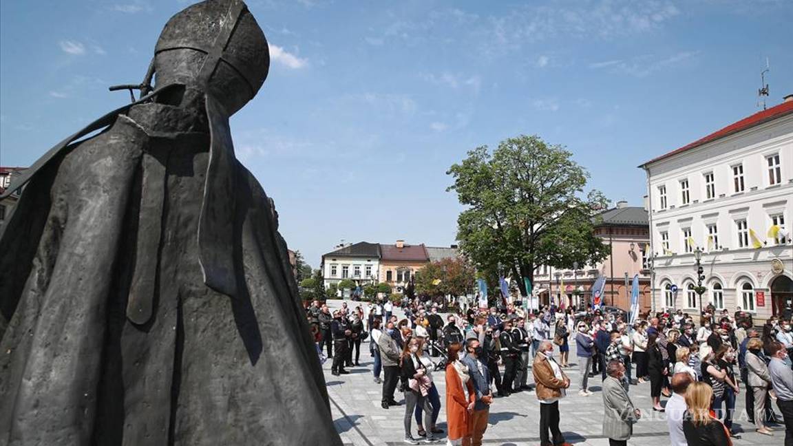 $!Polonia rinde un homenaje a Juan Pablo II con fieles respetando la sana la distancia por la pandemia del coronavirus