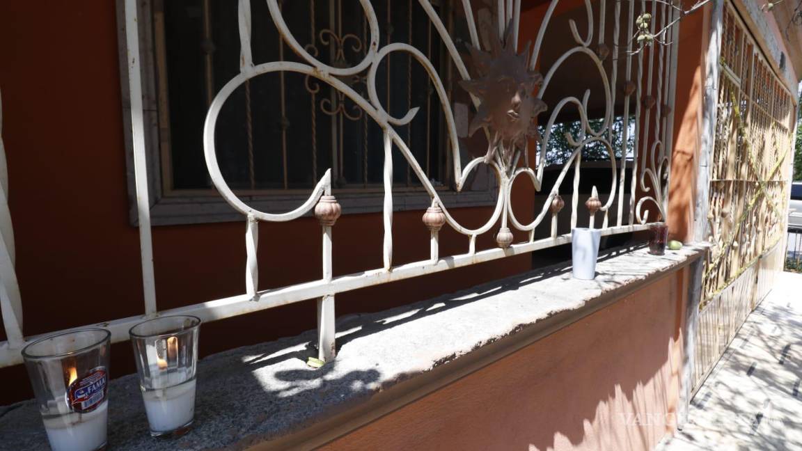 Saltillo: familiares de Susana ponen velas en sitio de feminicidio, no pueden creer tragedia