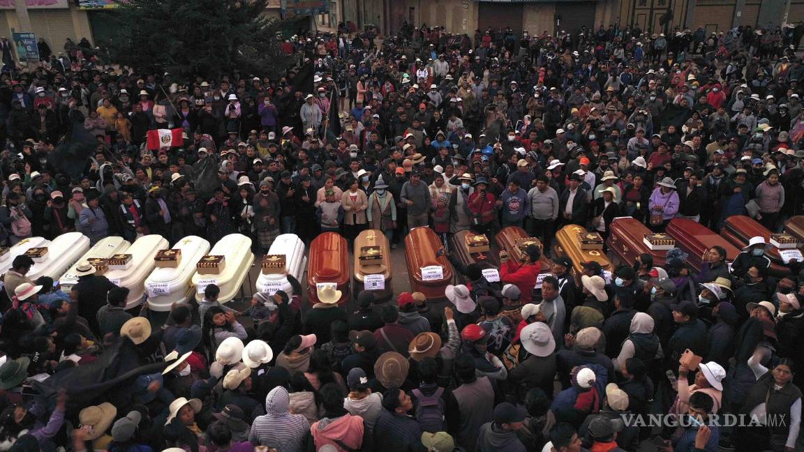 $!Residentes asisten a la vigilia por los muertos durante los disturbios por la destitución del presidente Pedro Castillo, en Juliaca, Perú, el 10 de enero de 2023.