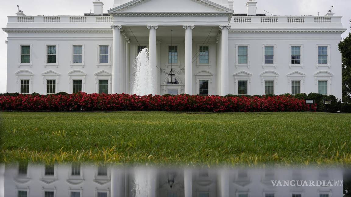 $!La Casa Blanca reflejada en un charco en Washington. El 62% de los adultos dice que la democracia en EU podría estar en riesgo dependiendo de quién gane.