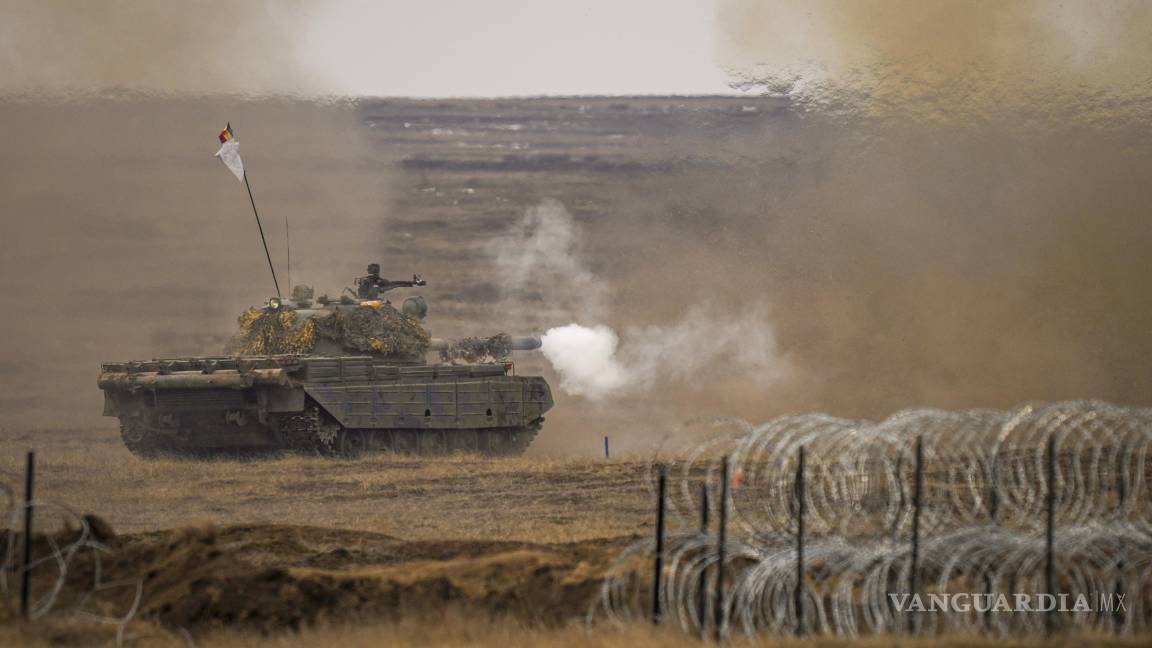 $!Un tanque dispara durante el ejercicio Steadfast Dart 2025, en la mayor operación de la OTAN en un campo de entrenamiento en Smardan, en el este de Rumania.