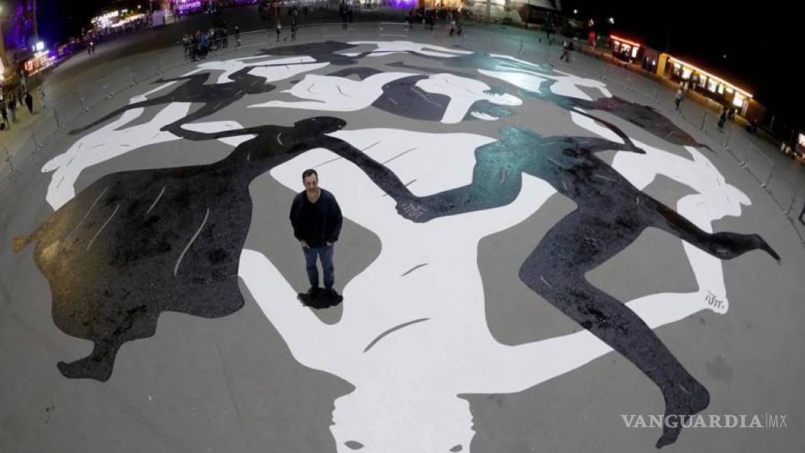 Artista estadounidense realiza una pintura gigante bajo Torre Eiffel