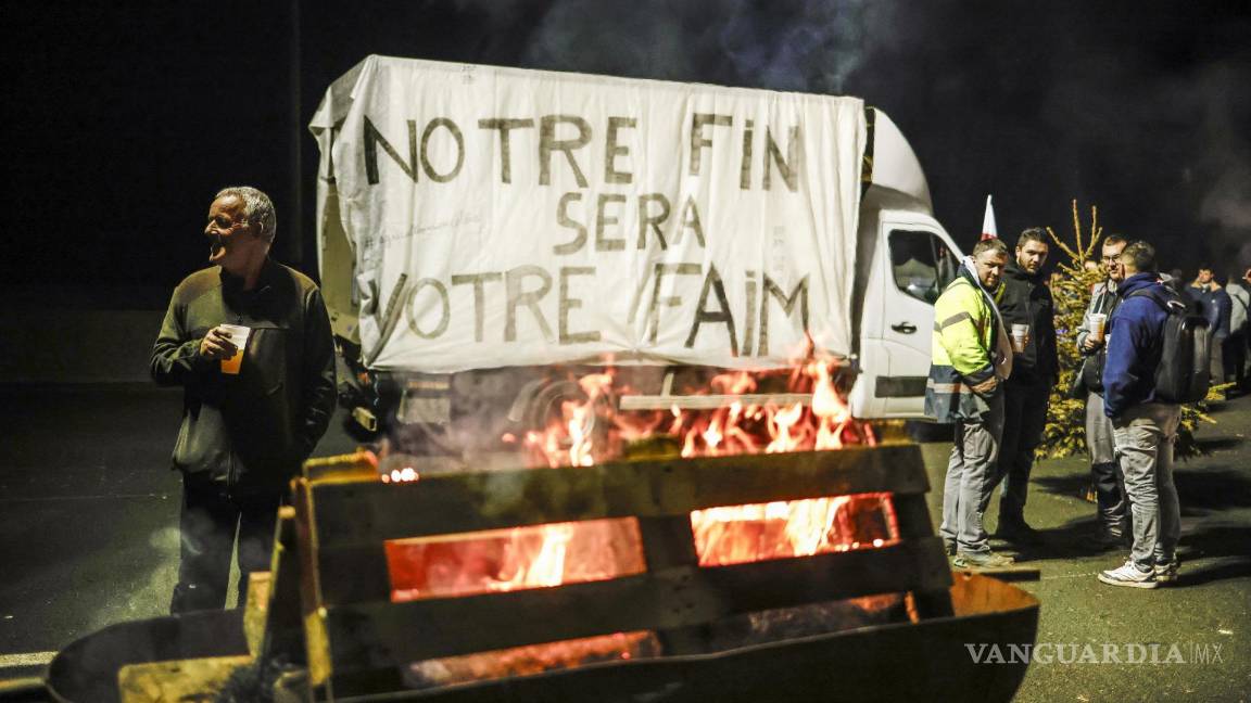 $!En el área de Argenteuil, agricultores colocaron una manta en un vehículo con la expresión “Nuestro fin será tu hambre”.