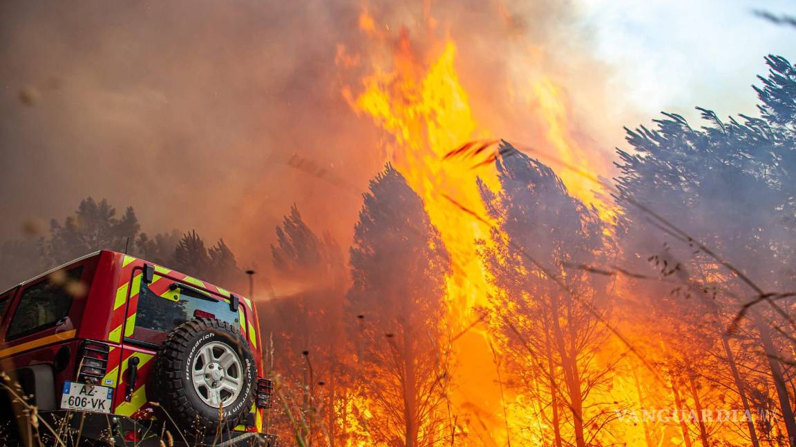 $!Esta foto proporcionada por el cuerpo de bomberos de la región de Gironde (SDIS 33) muestra un incendio forestal cerca de Landiras, en el suroeste de Francia.