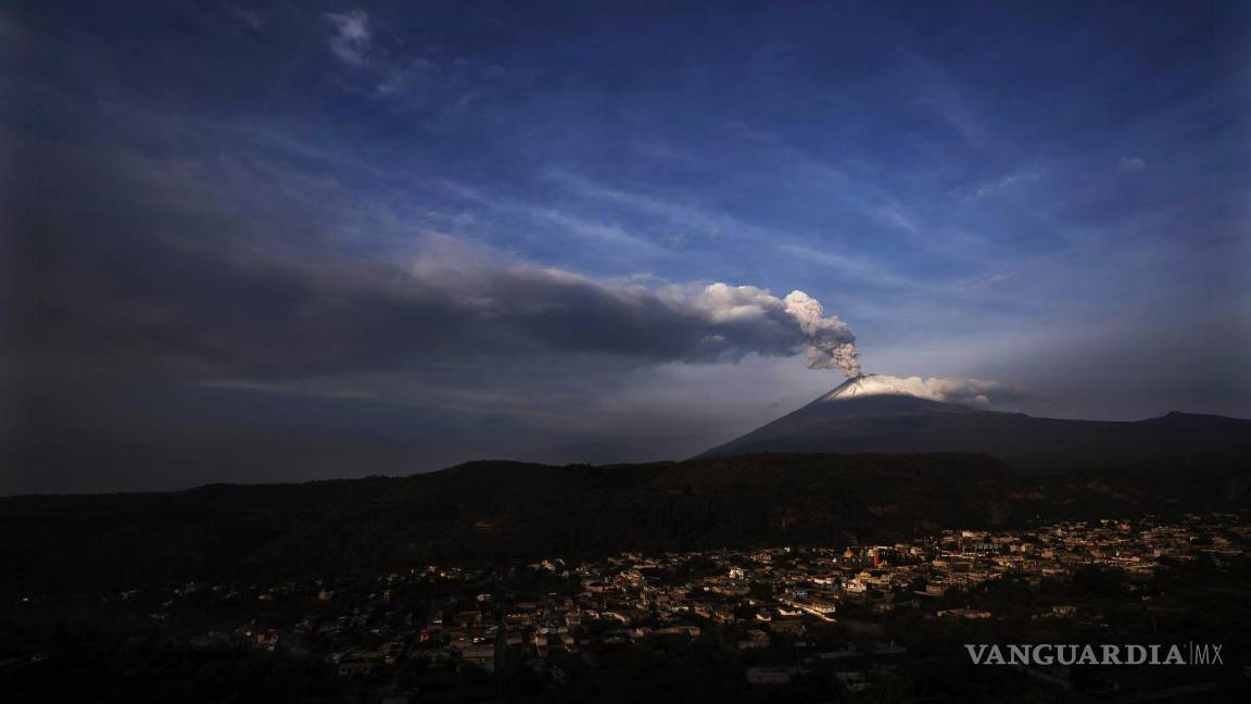 $!El volcán Popocatepetl arroja ceniza y vapor, visto desde Santiago Xalitzintla, México, el 24 de mayo de 2023.