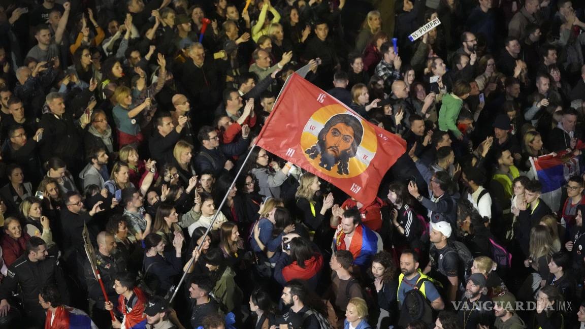 $!Manifestantes se reúnen antes de una gran manifestación este fin de semana en el centro de Belgrado, Serbia.