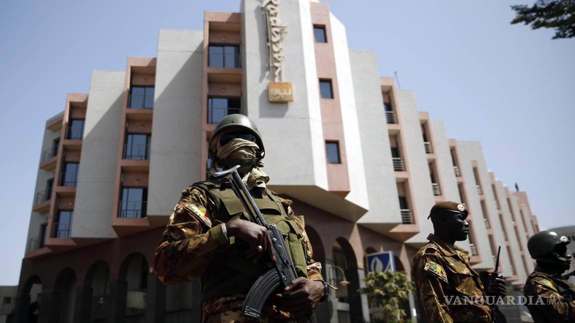 Mali busca a tres sospechosos del ataque contra hotel que causó 19 muertos