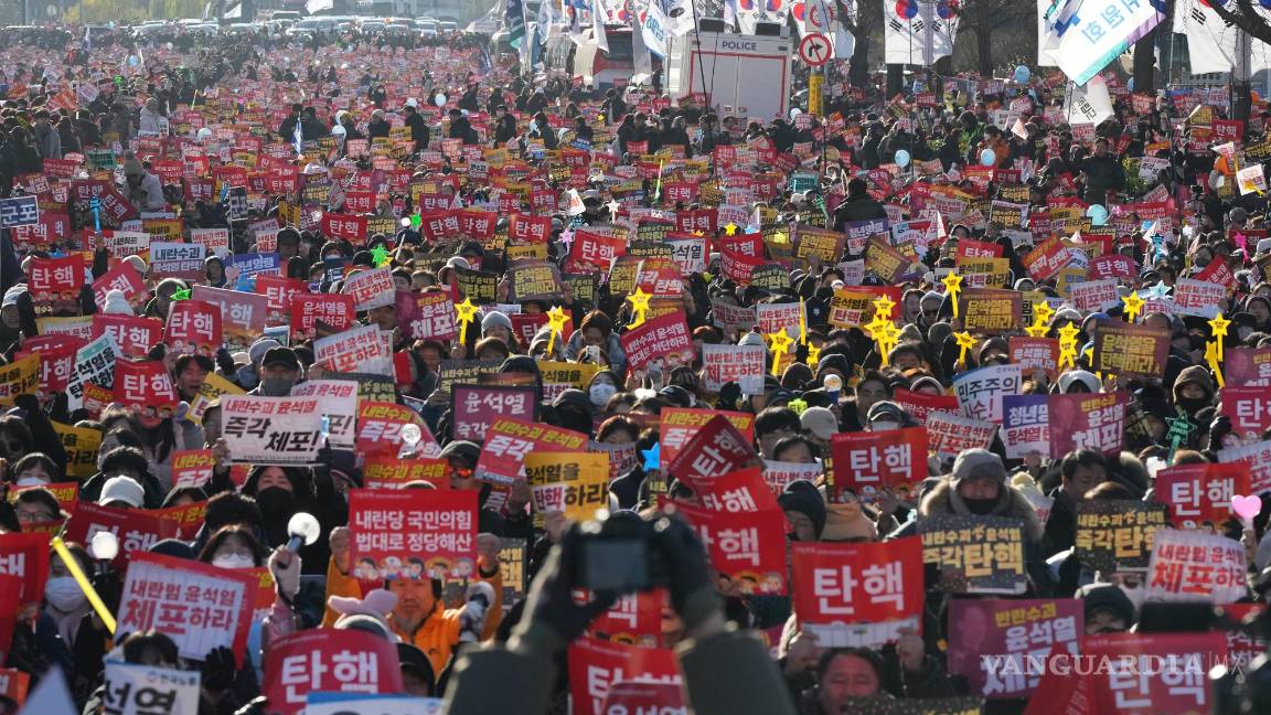 $!Una multitud corea eslóganes en una manifestación para exigir la destitución del presidente de Corea del Sur, Yoon Suk Yeol, en el exterior de la Asamblea Nacional.