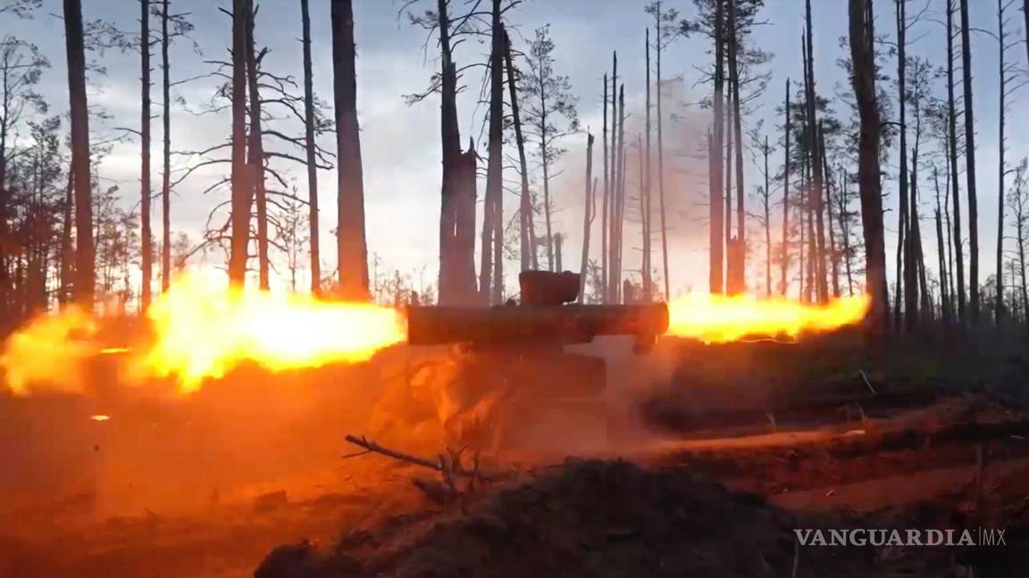 $!Un soldado del ejército ruso dispara un sistema de misiles antitanque Fagot hacia una posición ucraniana en un lugar no revelado.