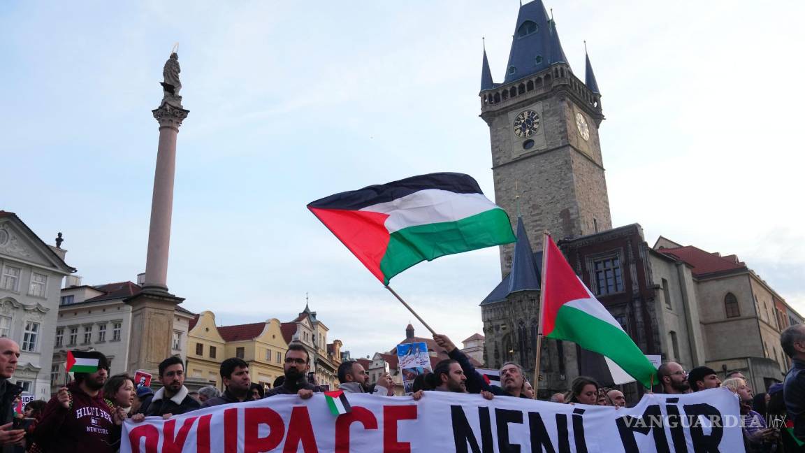 $!Los manifestantes asisten a una manifestación de apoyo al pueblo palestino en Praga, República Checa.