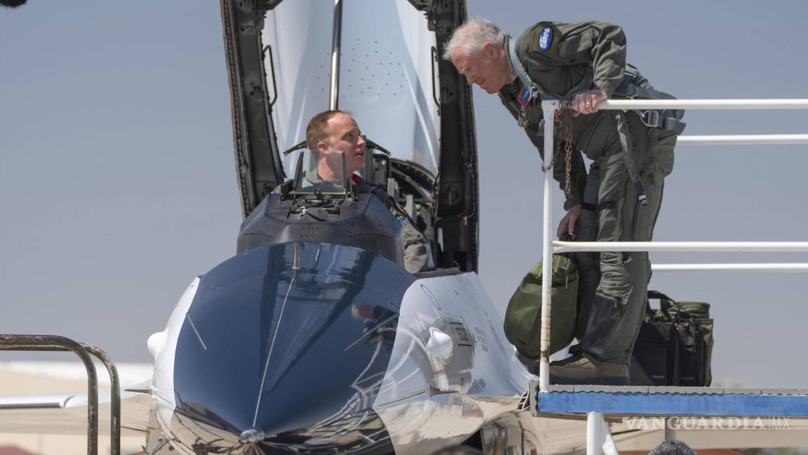 $!El secretario de la Fuerza Aérea, Frank Kendall, a la derecha, y el mayor Ryan Forystek, piloto del X-62A VISTA para el vuelo SecAF.